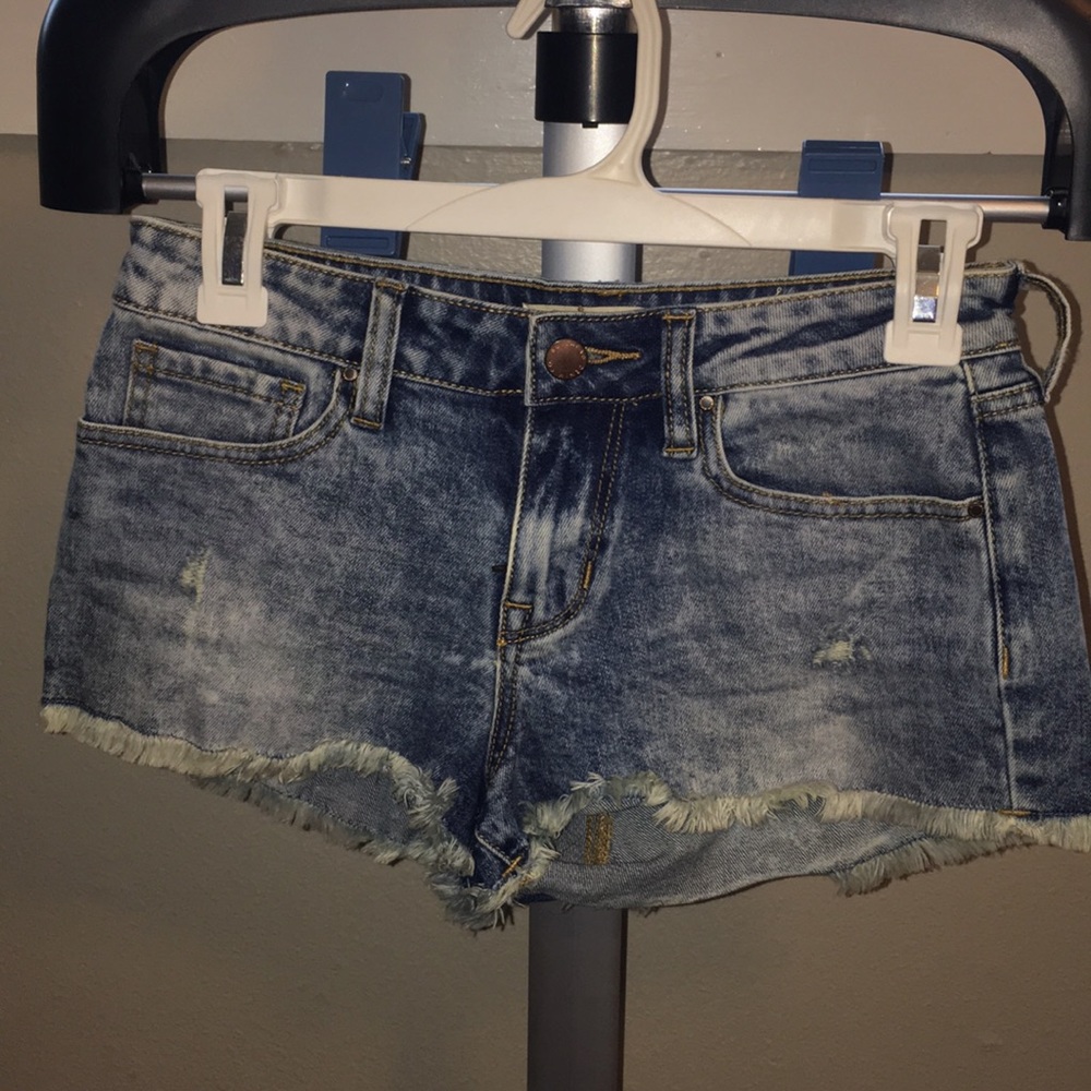 Bullhead low rise jean shorts.